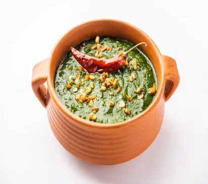 vecteezy_lasooni-palak-recipe-or-dhaba-style-garlic-spinach-curry_162869591.webp